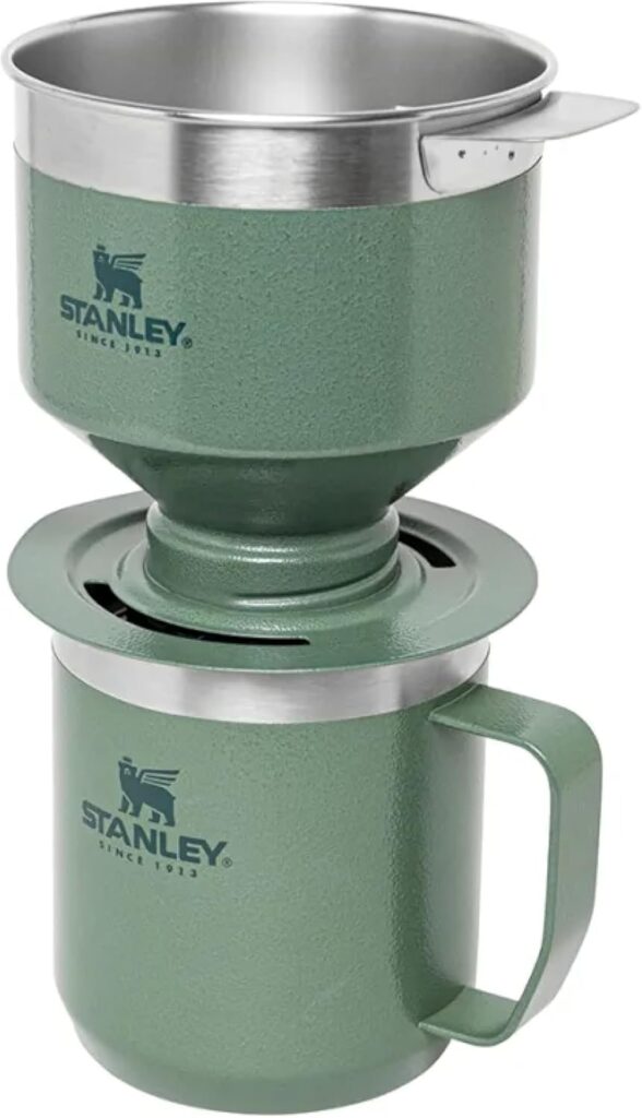Stanley Perfect Brew Edelstahl-Set auf Outdoor-Tisch