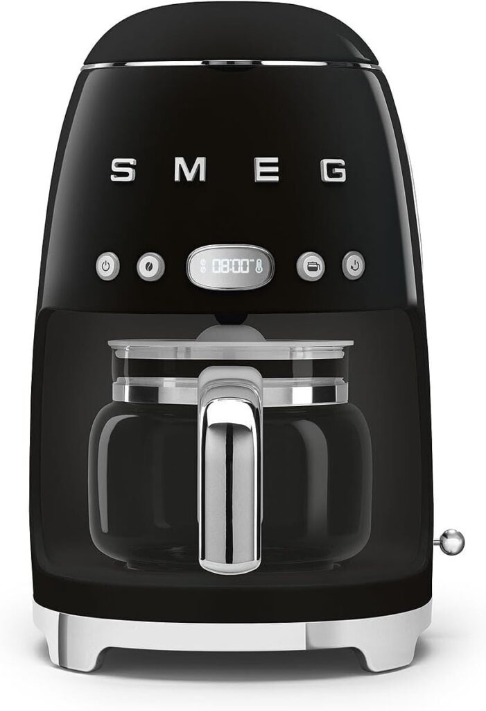 Smeg Filterkaffeemaschine im Retro-Design auf Arbeitsplatte